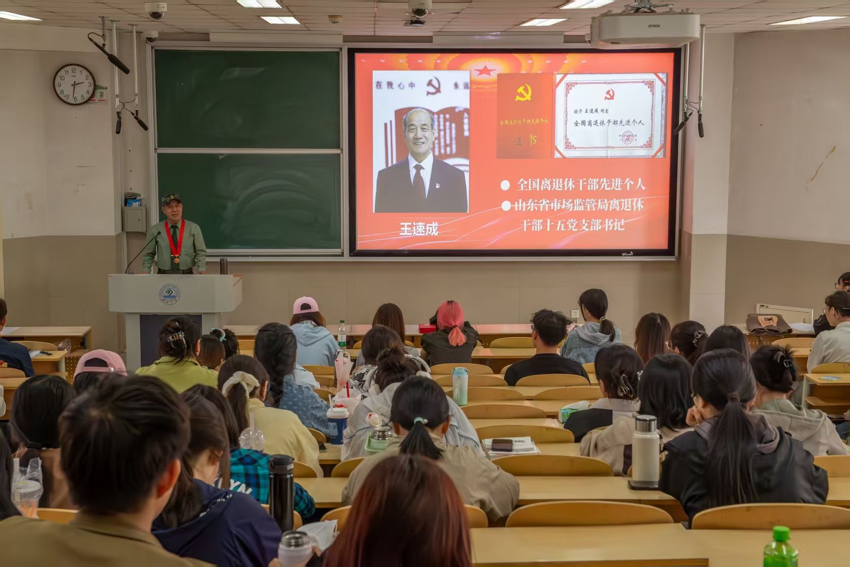 政法青协开展“书香润校园，红色映征程”志愿服务活动
