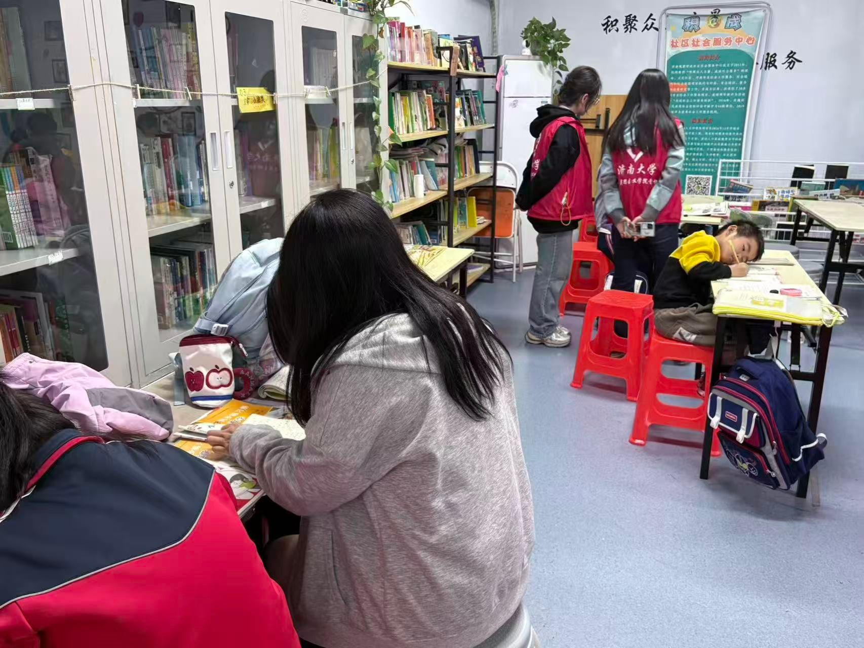 政法青协开展积成社“四点半课堂”活动