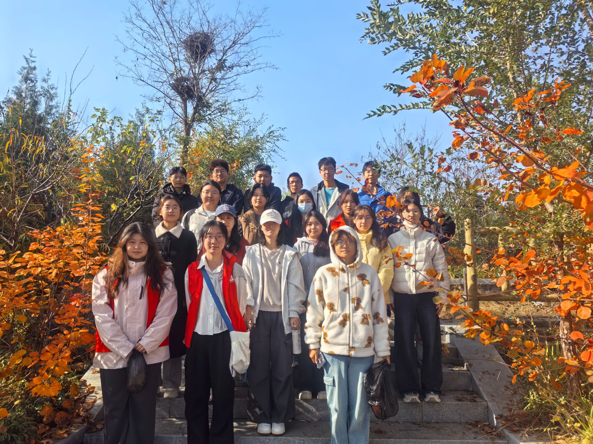 我院阳光先锋青年志愿者协会开展马武寨净山活动