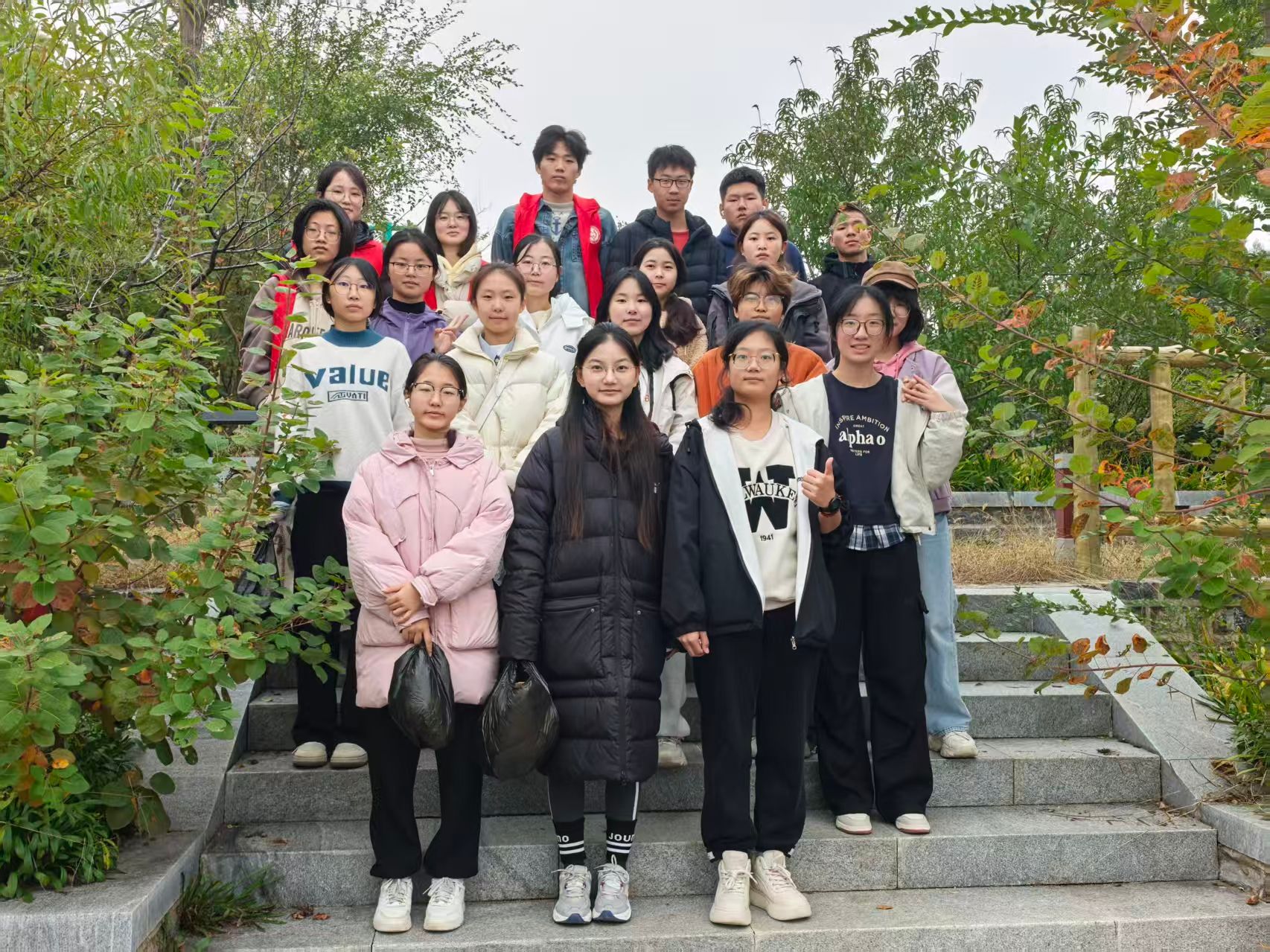 我院阳光先锋青年志愿者协会开展“秋日净山，守护青绿”活动