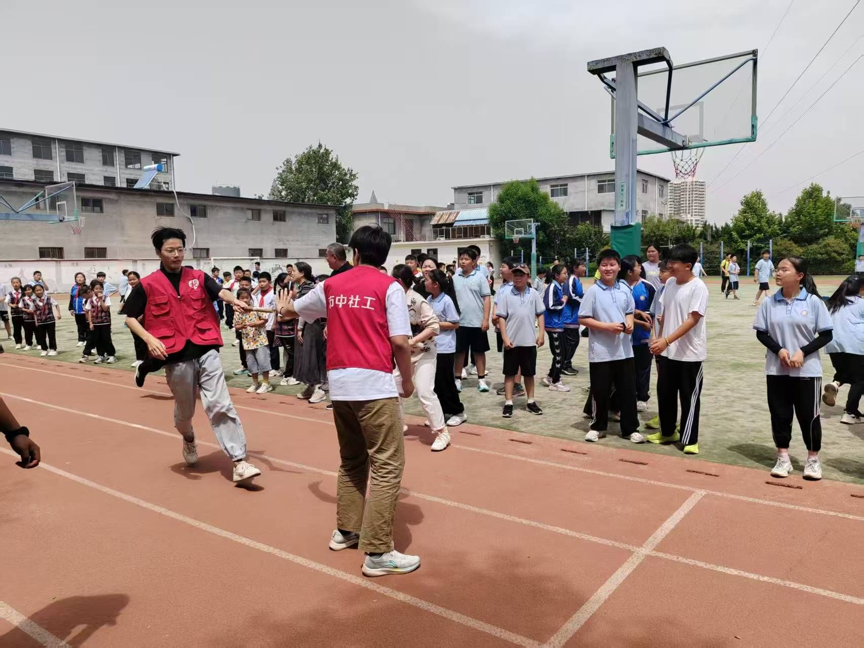 “社工与校运共舞”——党东小学春季运动会