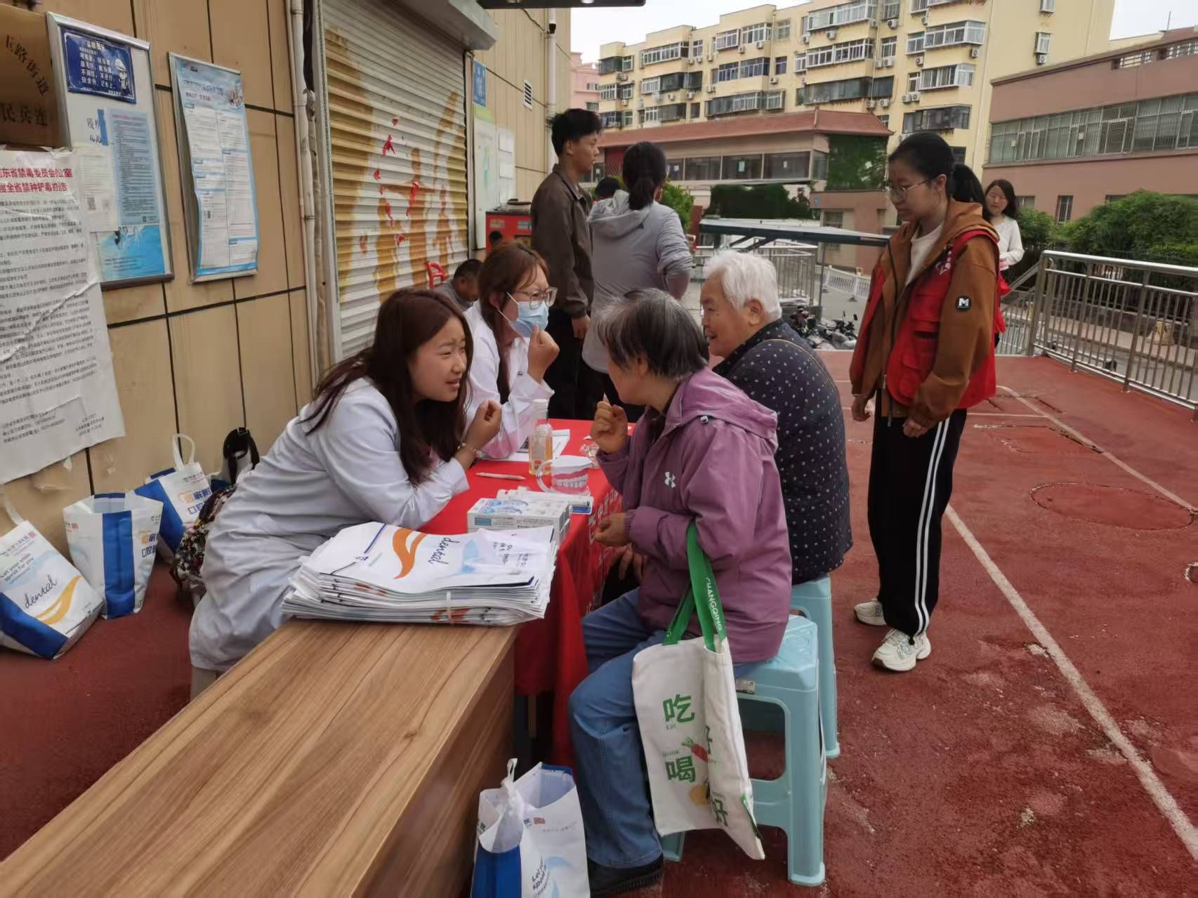 耆乐融融，社区便民服务——舜玉路街道社工站开展便民服务活动