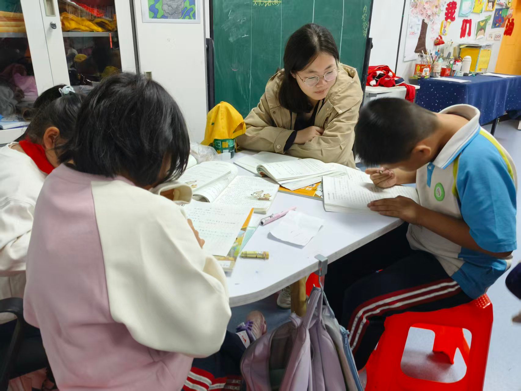 政法青协开展积成社“四点半课堂”活动