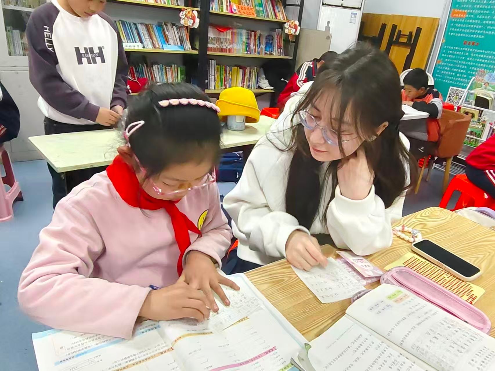 政法青协开展积成社“四点半课堂”活动