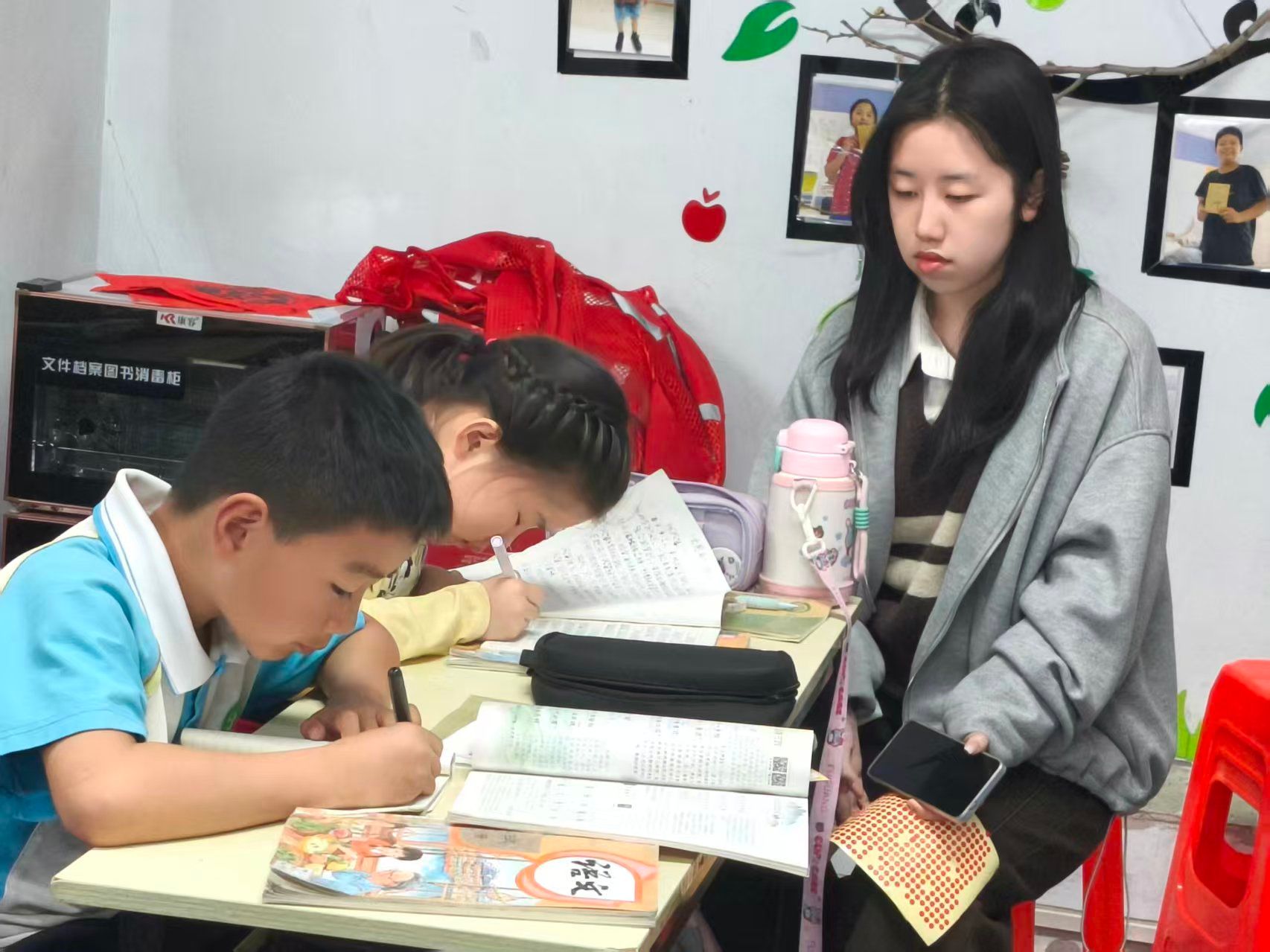 政法青协开展积成社“四点半课堂”活动