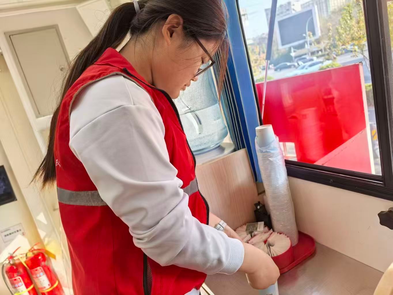 政法青协开展“热血暖冬，青春护航”的无偿献血志愿服务活动