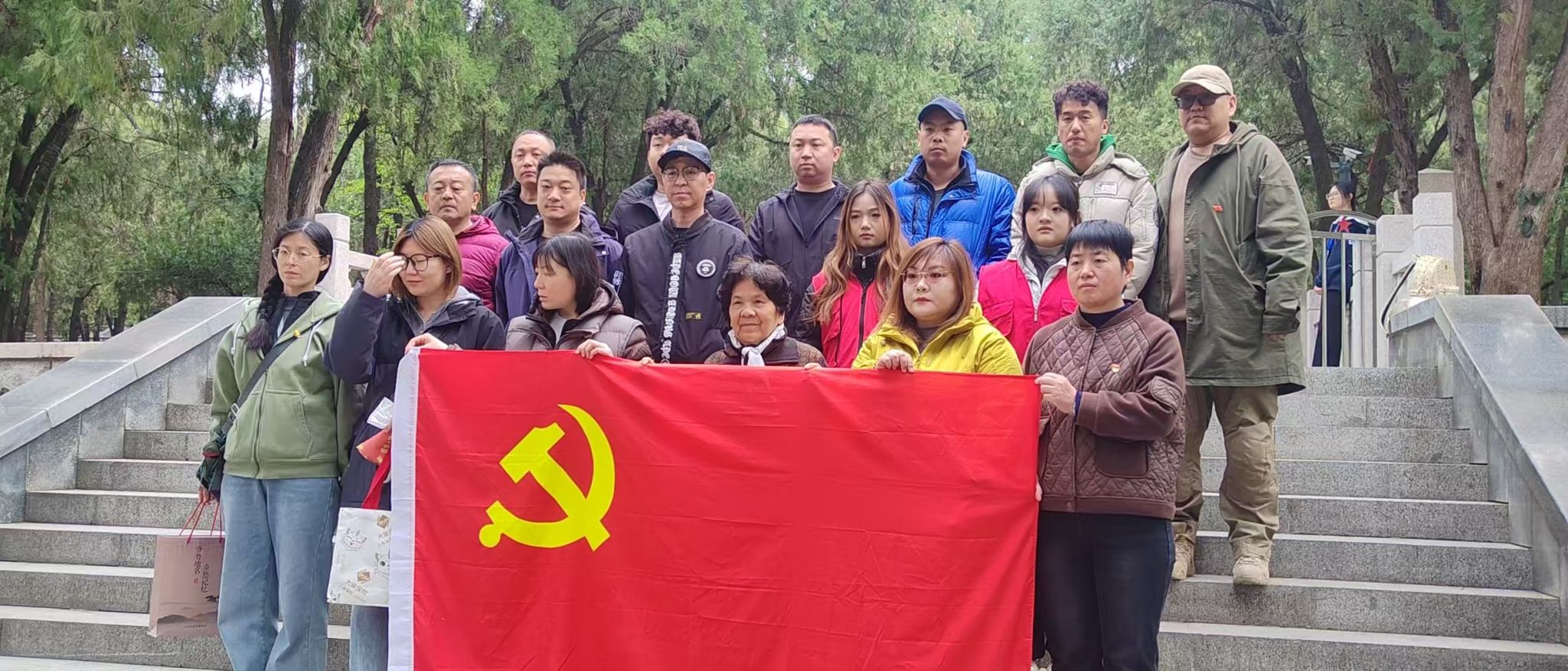 纸花祭英烈 同心铸忠魂--我院23级社会工作专业实习生参与清明英烈追思主题活动