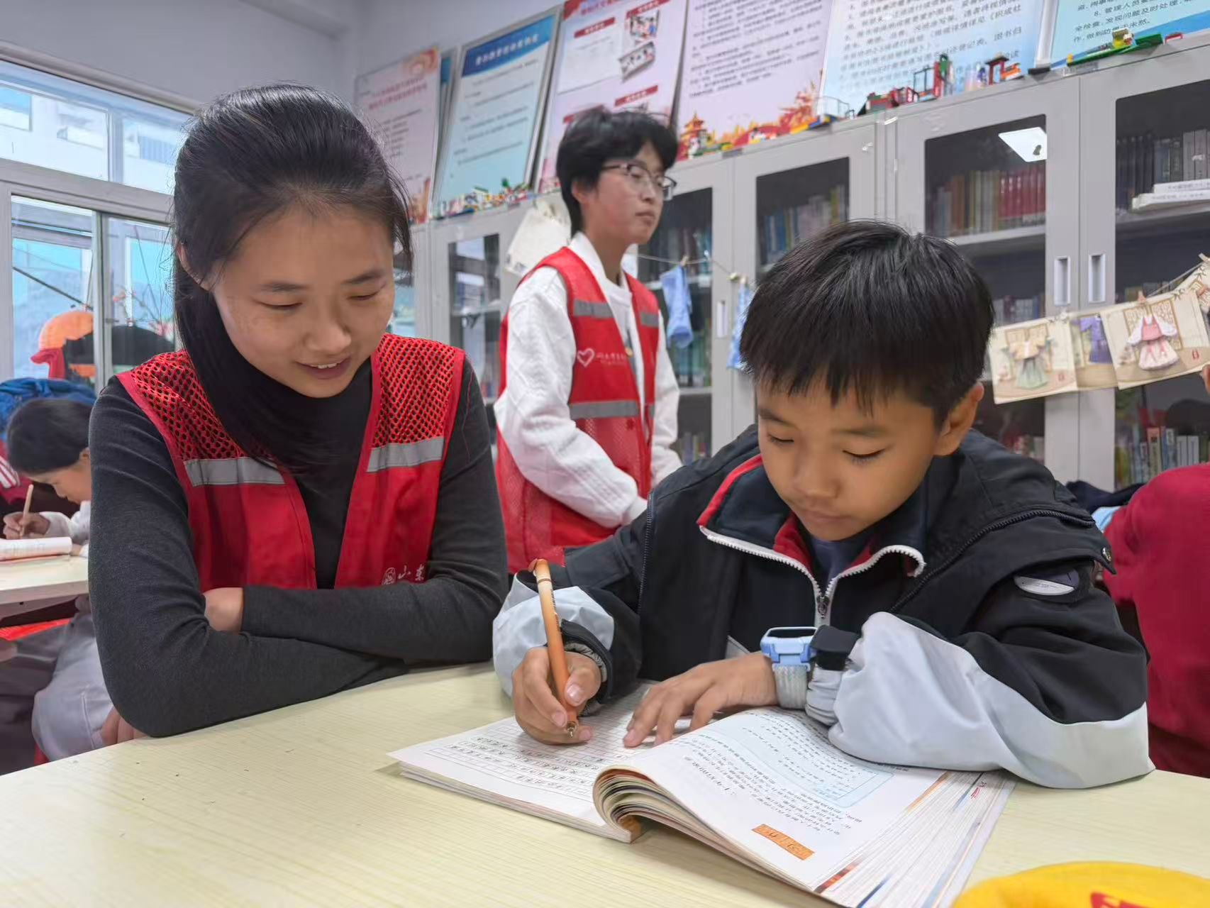 政法青协开展积成社“四点半课堂”活动