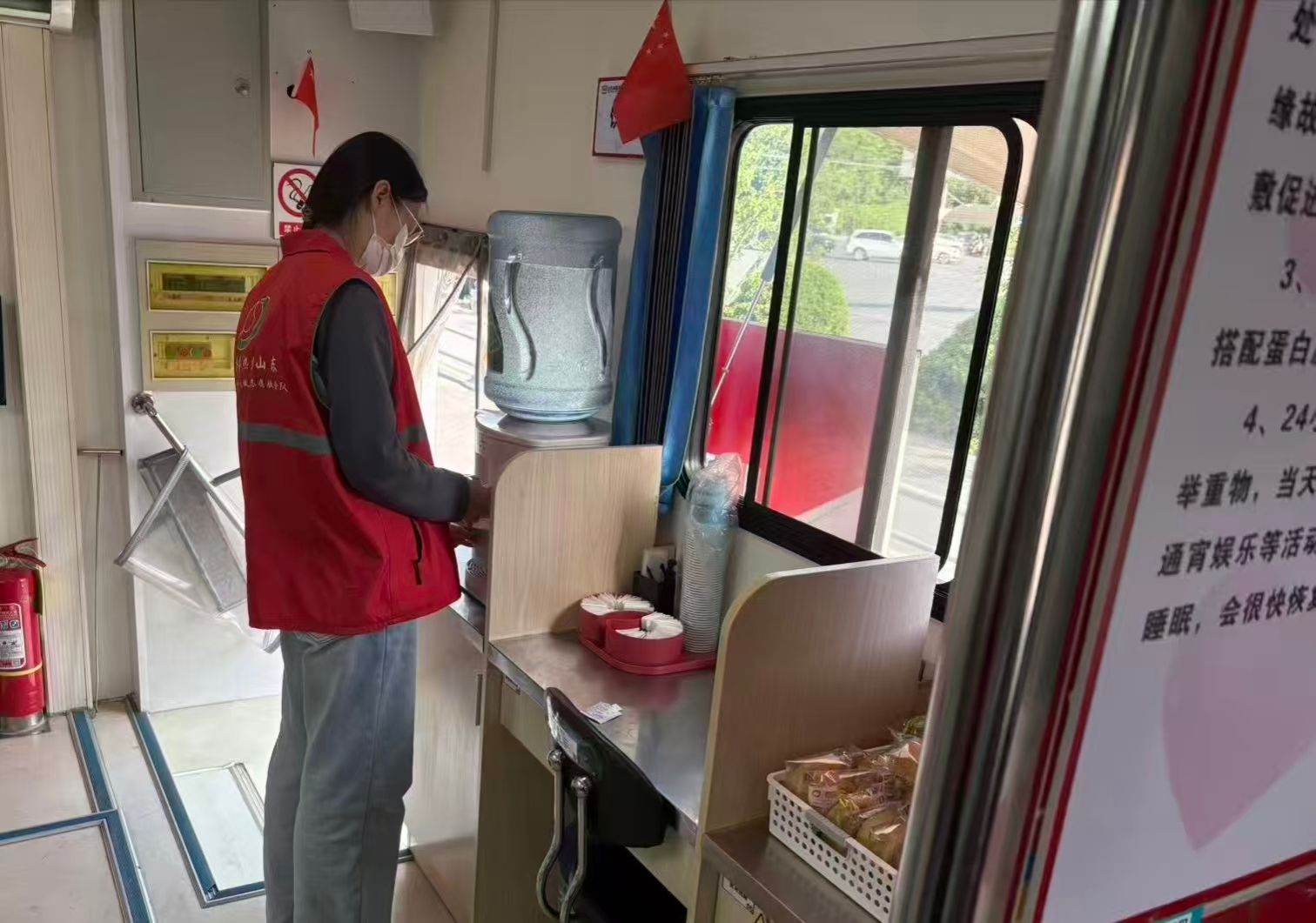 政法青协开展无偿献血志愿服务活动