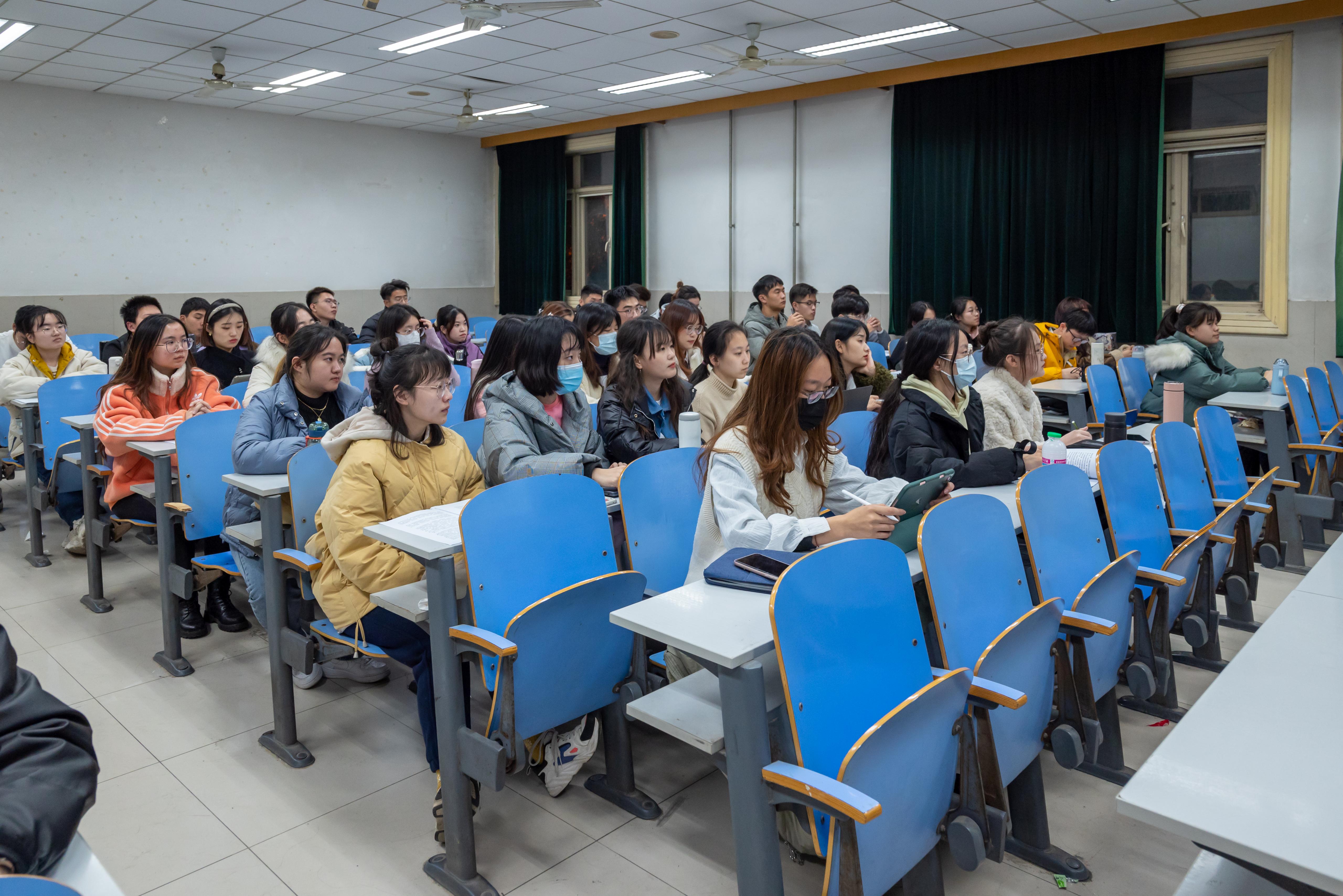 我院第十二期青馬工程學生骨幹培訓班舉行黨的十九屆六中全會精神專題