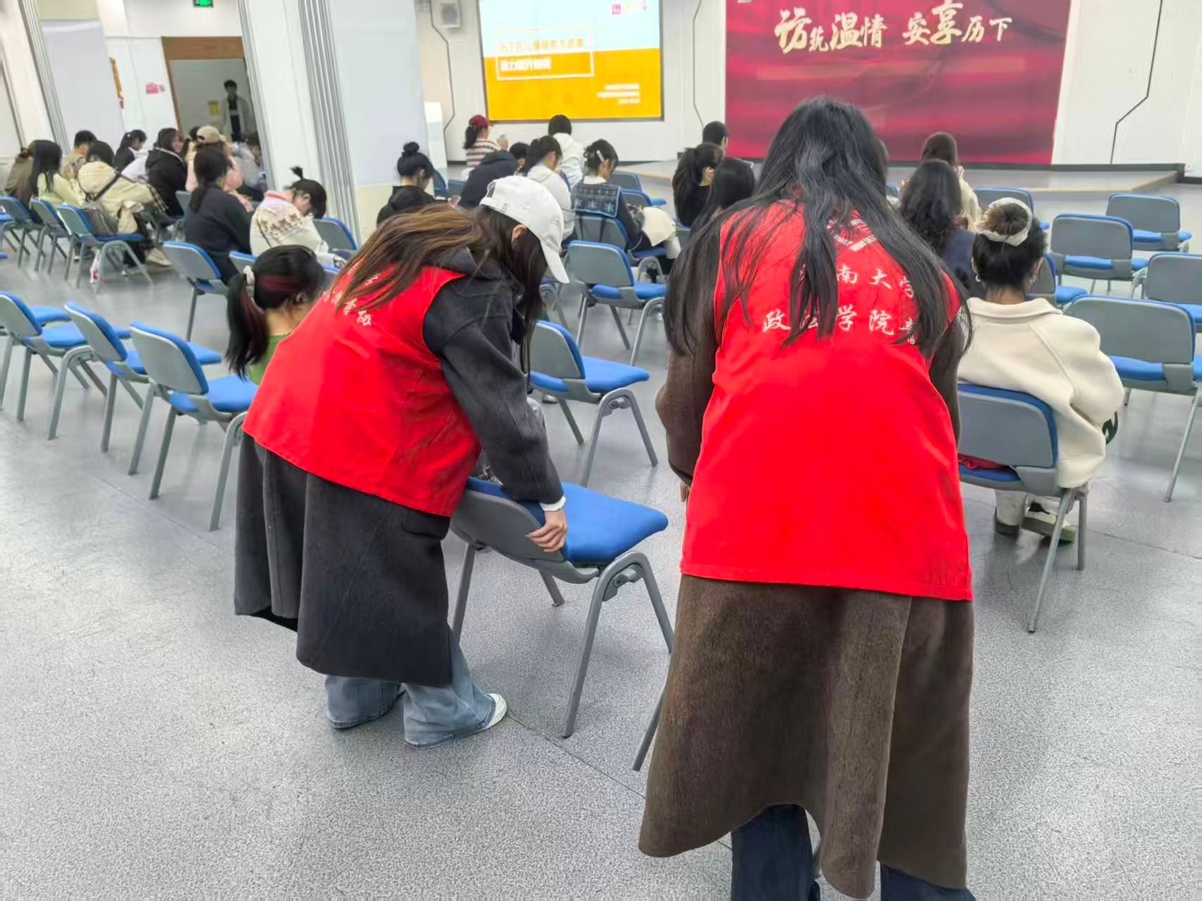 我院阳光先锋青年志愿者协会开展“兜有爱·历伴童行”活动