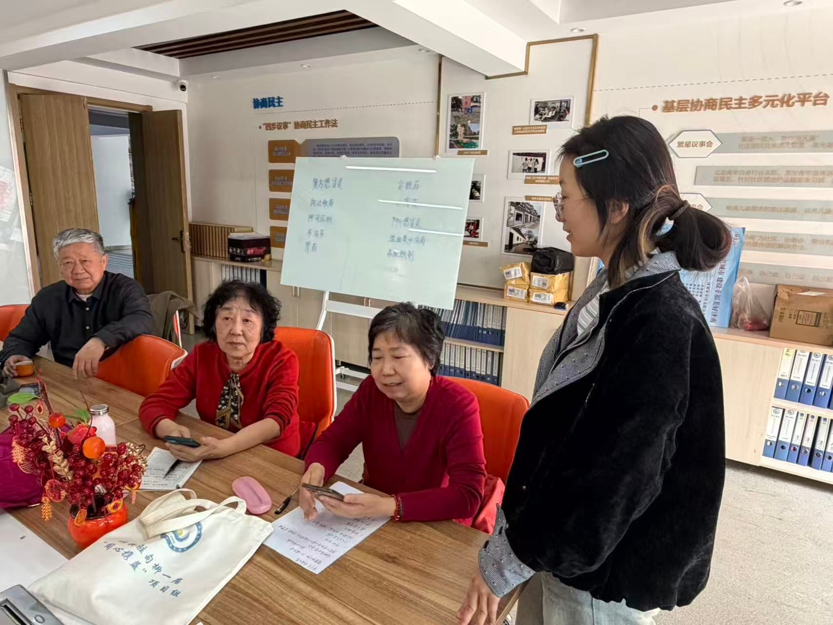 智慧伴夕阳，AI暖生活-----济南大学社会工作专业实习生开展老年人AI教学活动